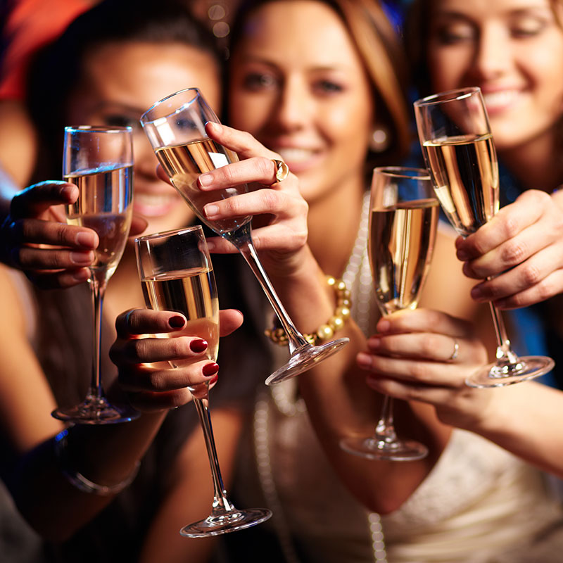 Damen beim Aperitif im Gasthof Bruckner